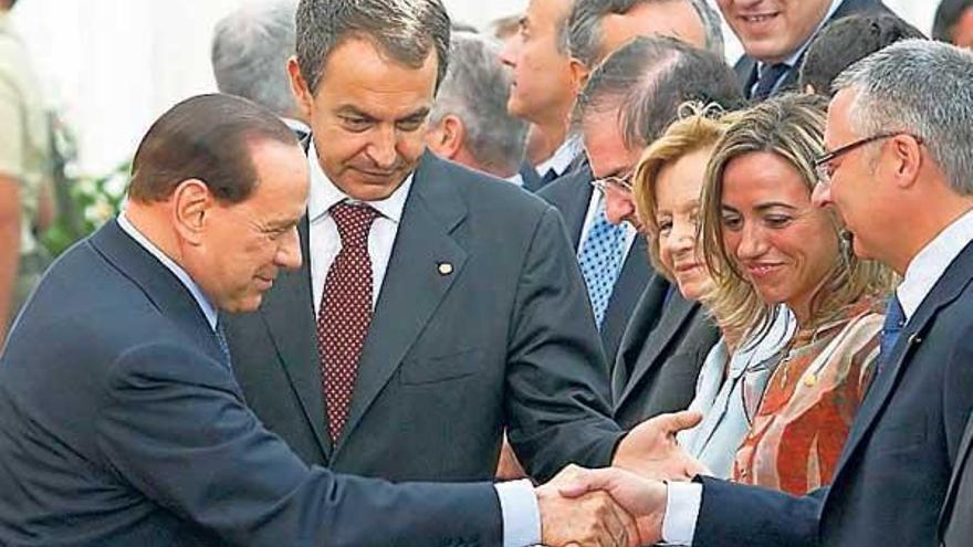 Berlusconi saluda a Blanco en presencia de Salgado y Chacón.