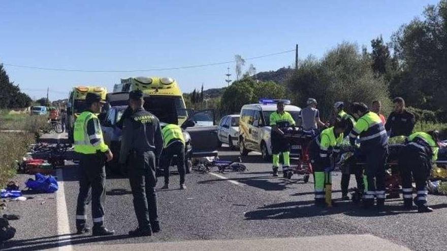 Los ciclistas arrollados quedaron tendidos sobre la calzada. // Europa Press