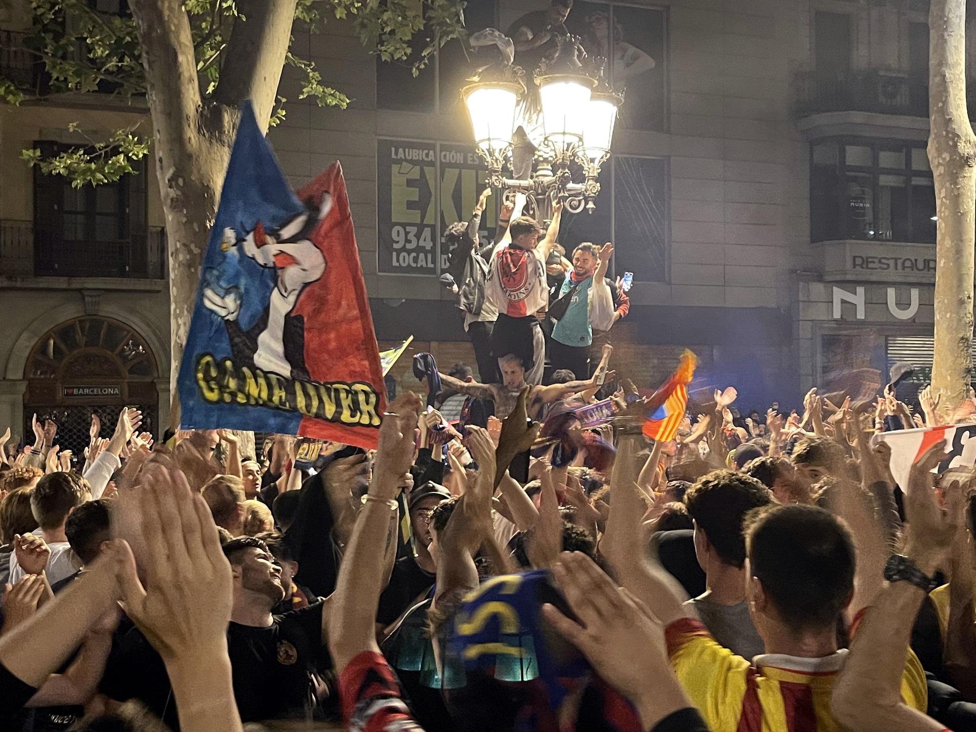 GALERIA | Els aficionats del Barça tornen a Canaletes per celebrar la Lliga