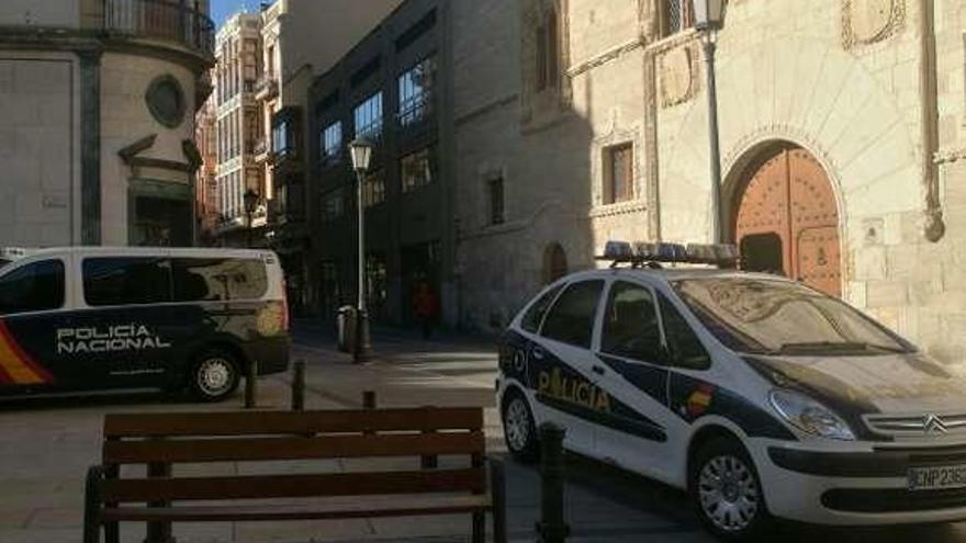 Un coche de la Policía Nacional llega a los juzgados.