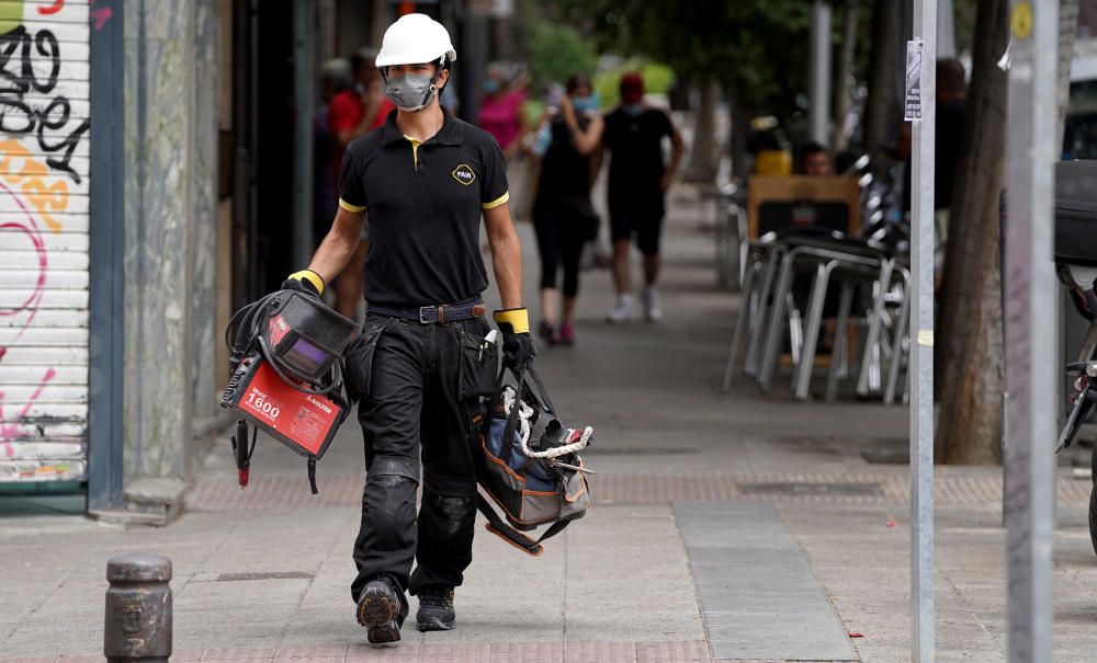 MADRID. 10.08.2020. CORONAVIRUS  COVID-19. Un trabajador camina por la calle con mascarilla. FOTO: JOSÉ LUIS ROCA