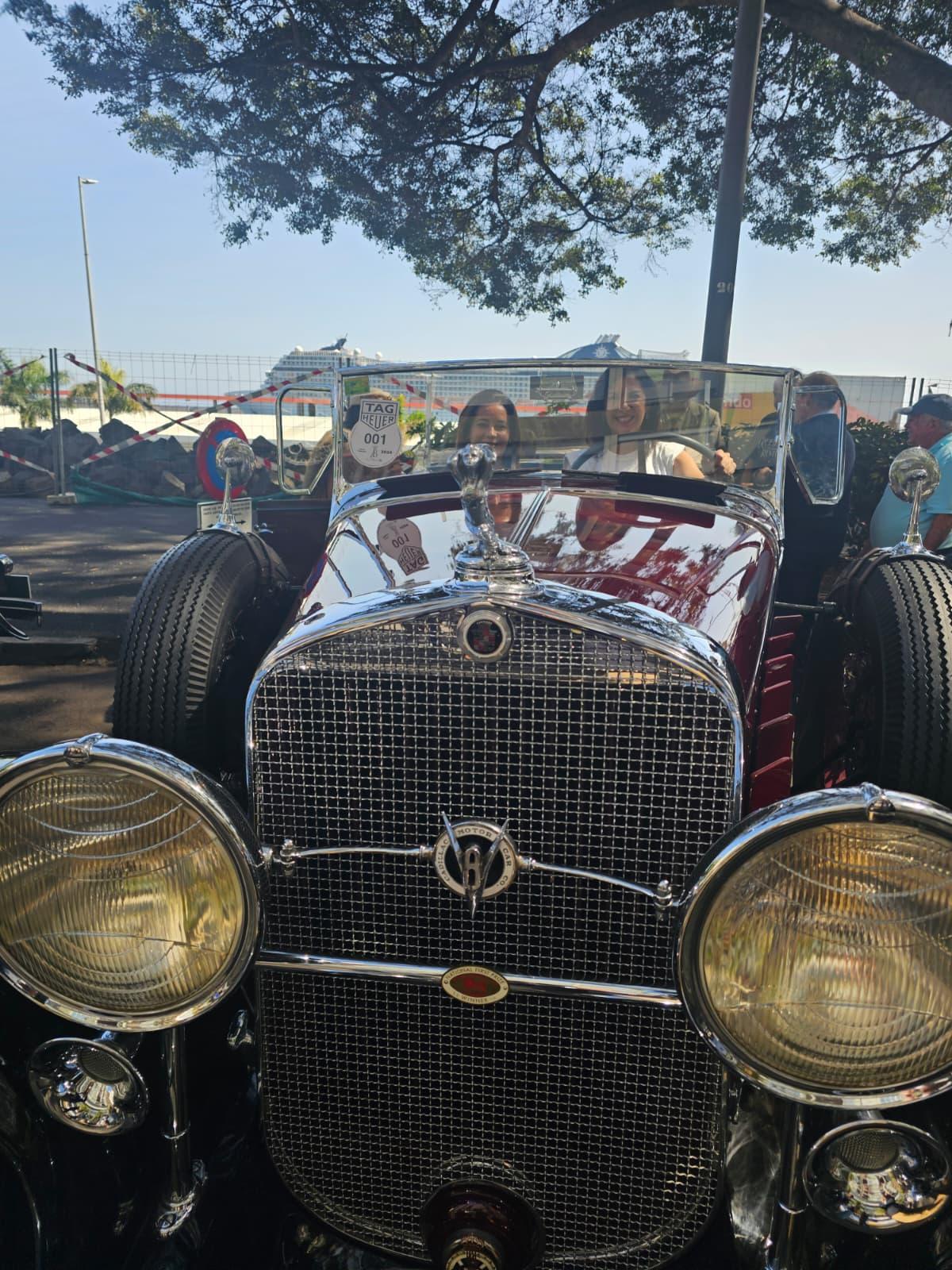 Así han paseado por Santa Cruz los coches antiguos y engalanados