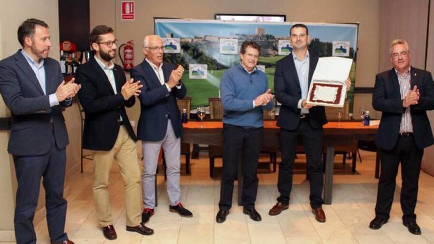 El Campeón de Campeones recibe su premio.