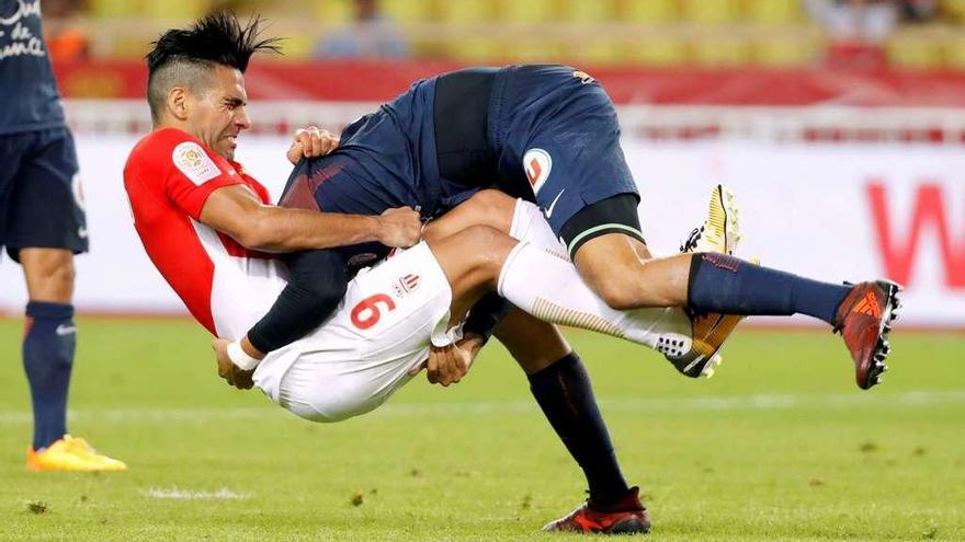 Radamel Falcao cae enganchado a Pedro Mendes. // Eric Gaillard