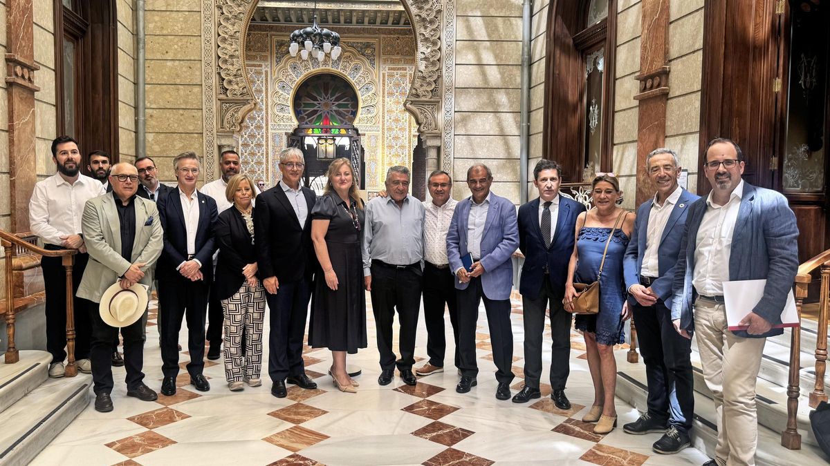 Foto de familia de los asistentes a la asamblea de CIRIEC España celebrada en Murcia.