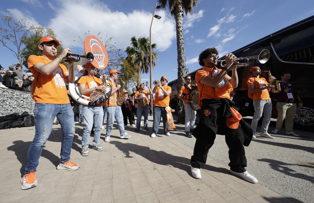 La afición taronja arropa a las jugadoras del Valencia Basket antes de la final.