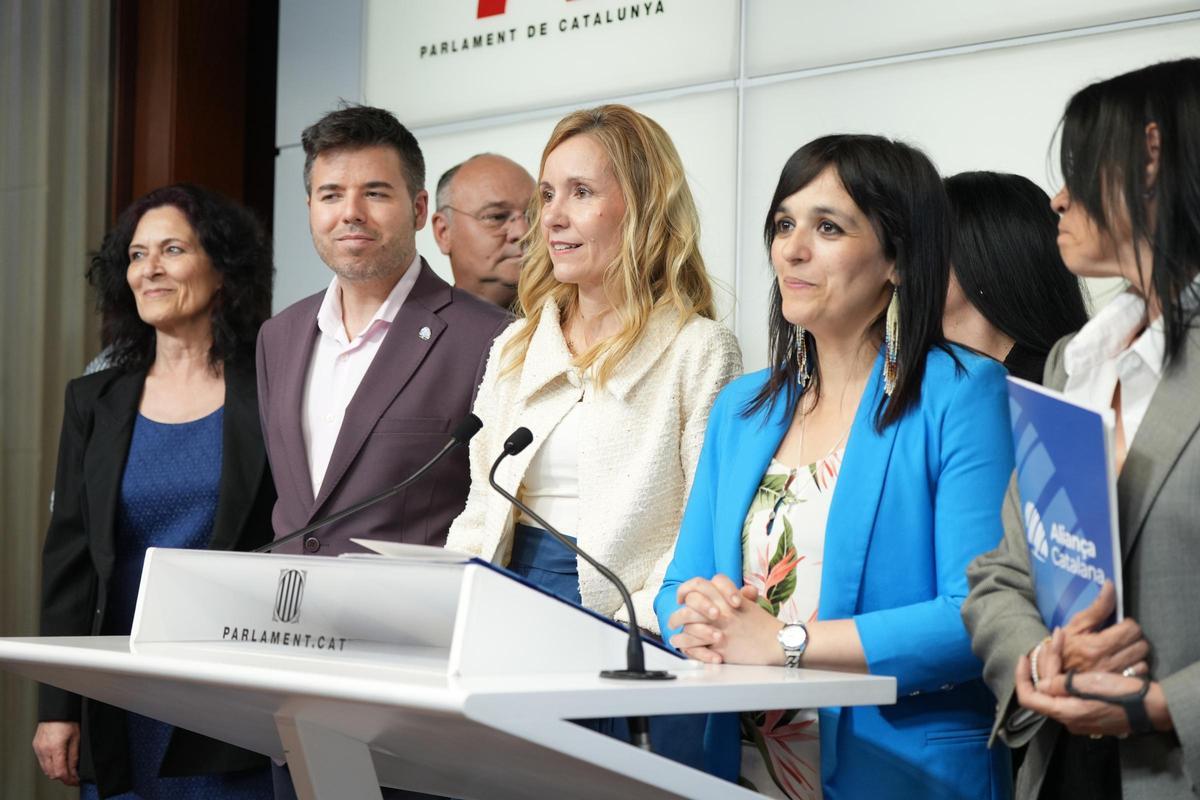 La líder d'Aliança Catalana, Sílvia Orriols, i la candidata a l'alcaldia de Berga, Judit Vinyes, en roda de premsa