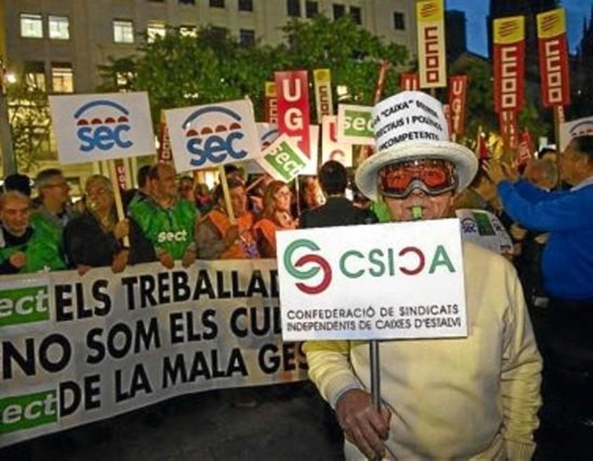 Treballadors de les tres caixes durant la concentració d’ahir a Barcelona, davant la seu de Caixa Catalunya. Treballadors de les tres caixes durant la concentració d’ahir a Barcelona, davant la seu de Caixa Catalunya.