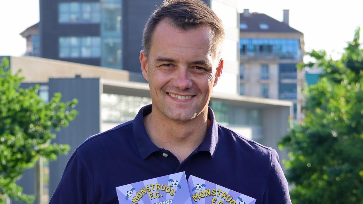 O mestre J. Santoro inicia con 'El superchute de Enzo' a nova colección infantil de Carambuco