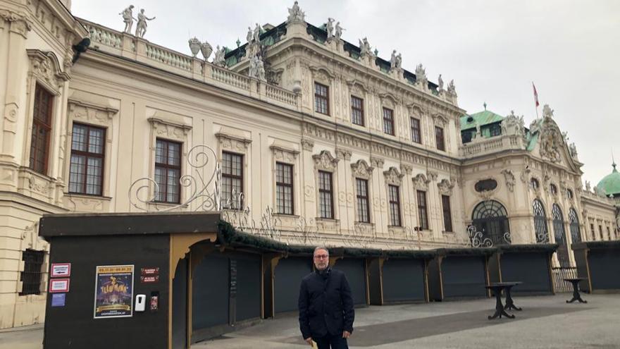 Ángel Sánchez, delante del palacio de Belvedere, en Viena, con el mercadillo de Navidad cerrado.