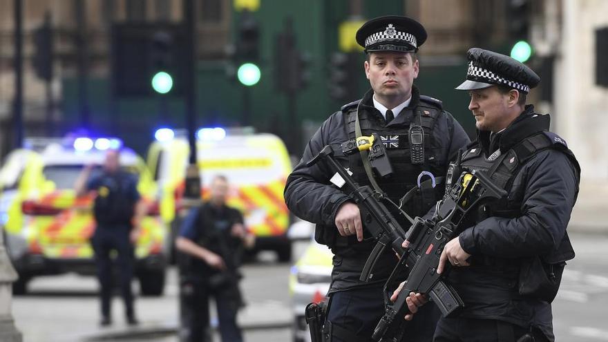 Policías, en el entorno del Parlamento. // Andy Rain