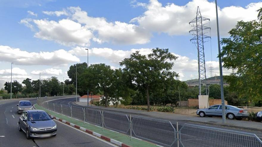 Herido grave un joven de 28 años en Cáceres al colisionar su moto con una mediana