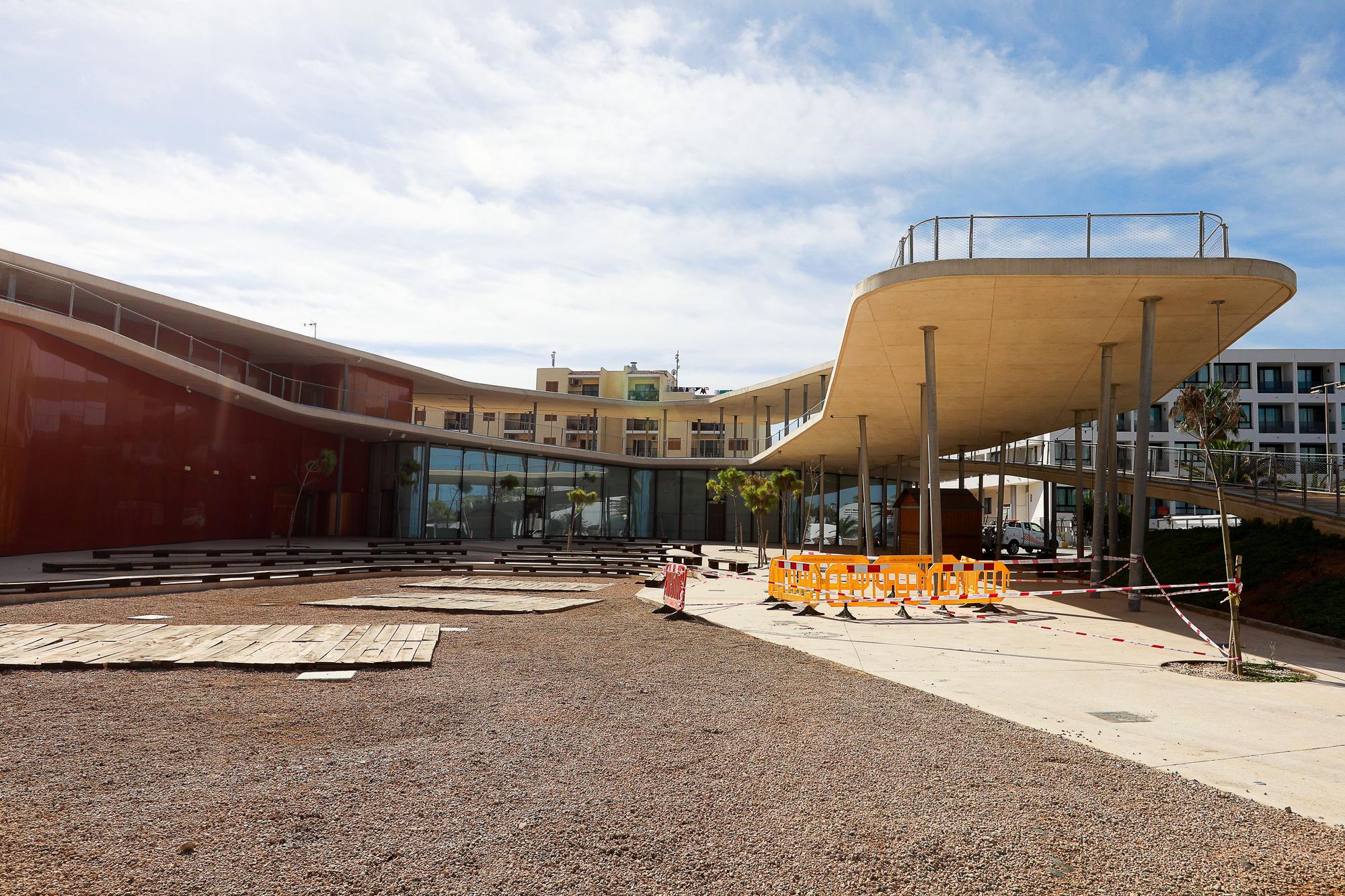 Las imágenes de las obras para sustituir la tubería que se rompió el pasado lunes en es Caló de s’Oli