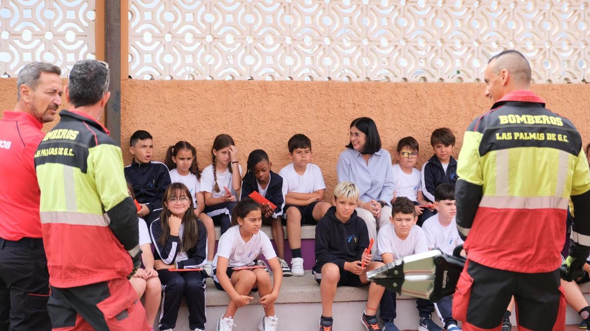 La alcaldesa, Carolina Darias, junto a escolares del CEIP Tenoya durante las charlas de los bomberos.