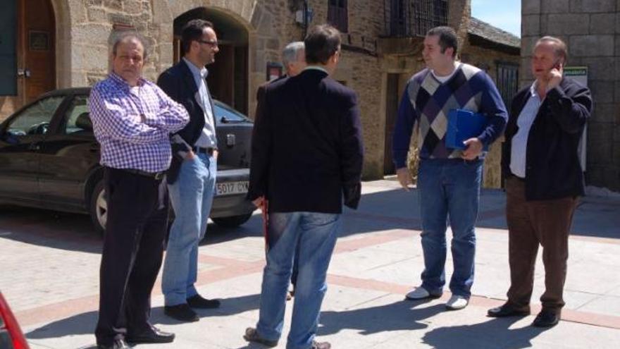 Candidatos socialistas y populares de Galende y Puebla en la plaza de la villa.