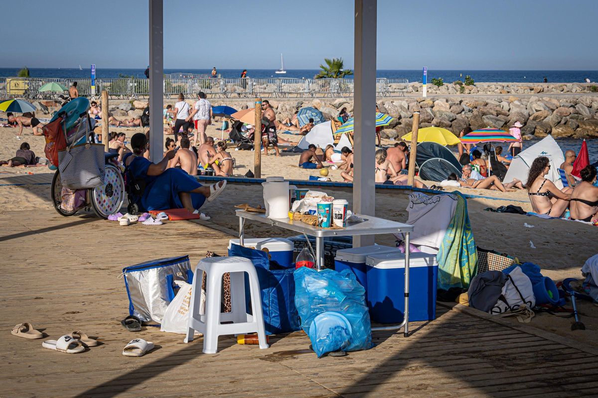 Barcelona recupera el ritmo normal en sus playas después de la verbena de Sant Joan