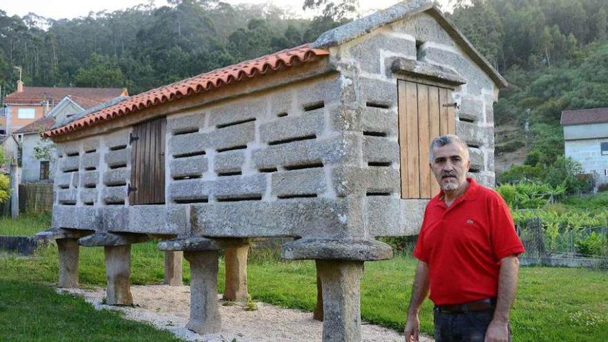 Juan Cadabón, en el exterior de la casa de turismo rural que tiene en propiedad en Vilanova. // Gonzalo Núñez