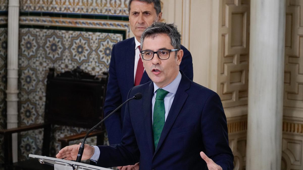 El ministro de la Presidencia, Justicia y Relaciones con las Cortes, Félix Bolaños, junto al delegado del Gobierno en Andalucía, Pedro Fernández.