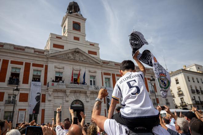 El Real Madrid recibe el trofeo de su trigésimo sexta Liga e inicia las celebraciones