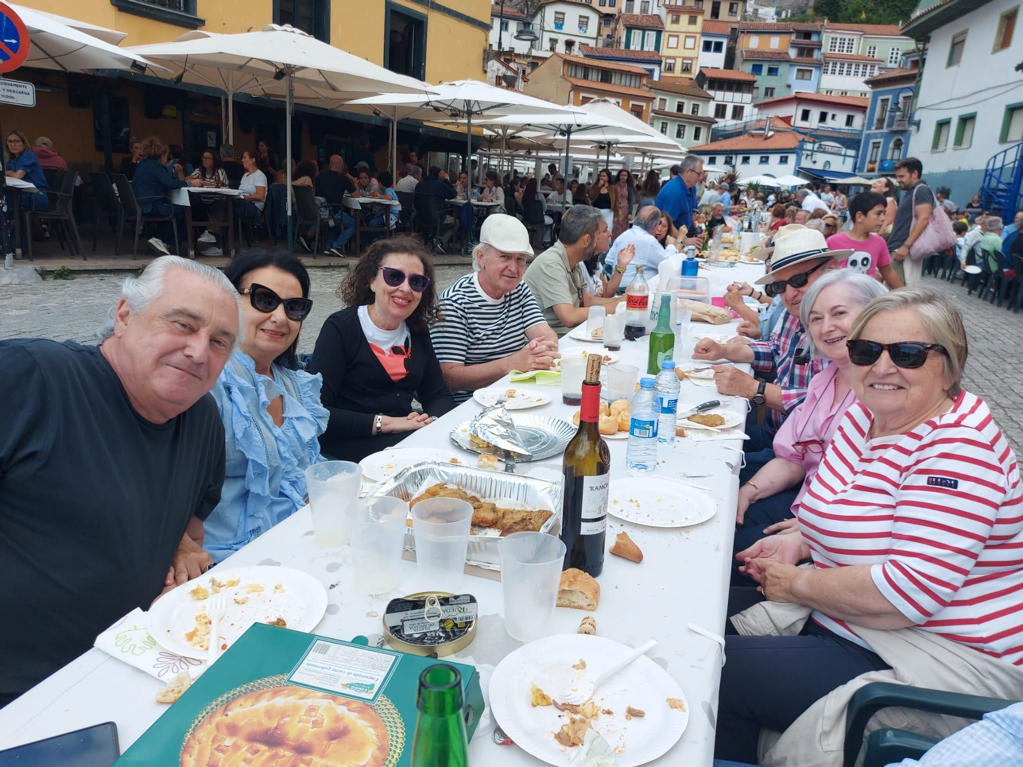 En imágenes: En imágenes: Más de 1.200 personas participan en la tercera comida en la calle de Cudillero