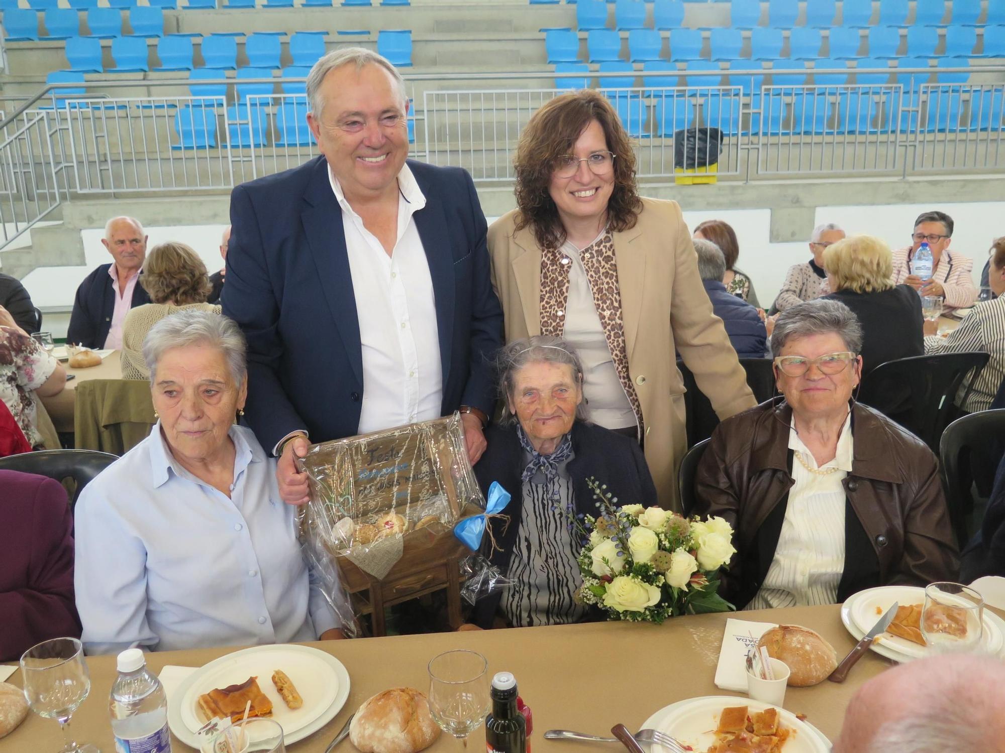 O alcalde e a concelleira con Josefa Esperanza Vázquez Castiñeiras, de 101 anos.