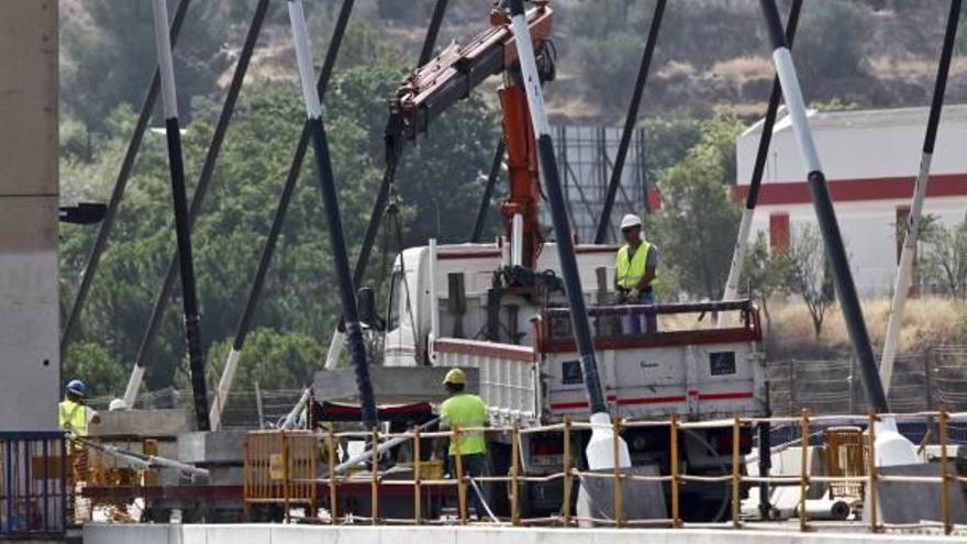 Operarios trabajando ayer sobre la plataforma del puente Fernando Reig, que sigue cerrado al tráfico.