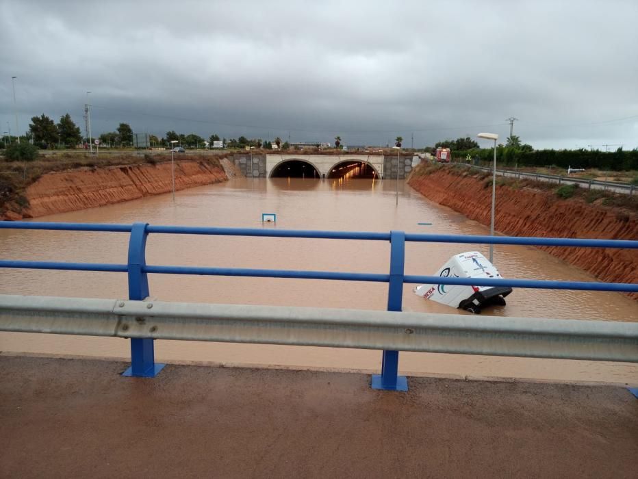 Rescate de un conductor en el túnel de la AP7 en Pilar de la Horadada