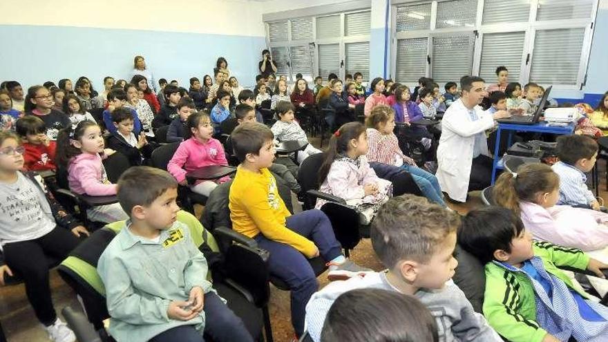 Los alumnos, durante el encuentro con la cantante.