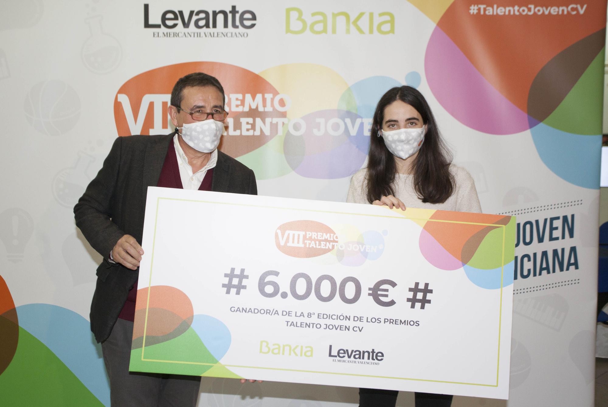 Victoria Díez y Julio Monreal posan con el cheque de 6.000 euros del premio.jpg