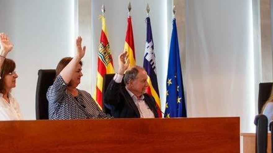 Consellers del PP votando en contra de la zonificación solicitada por los ayuntamientos.