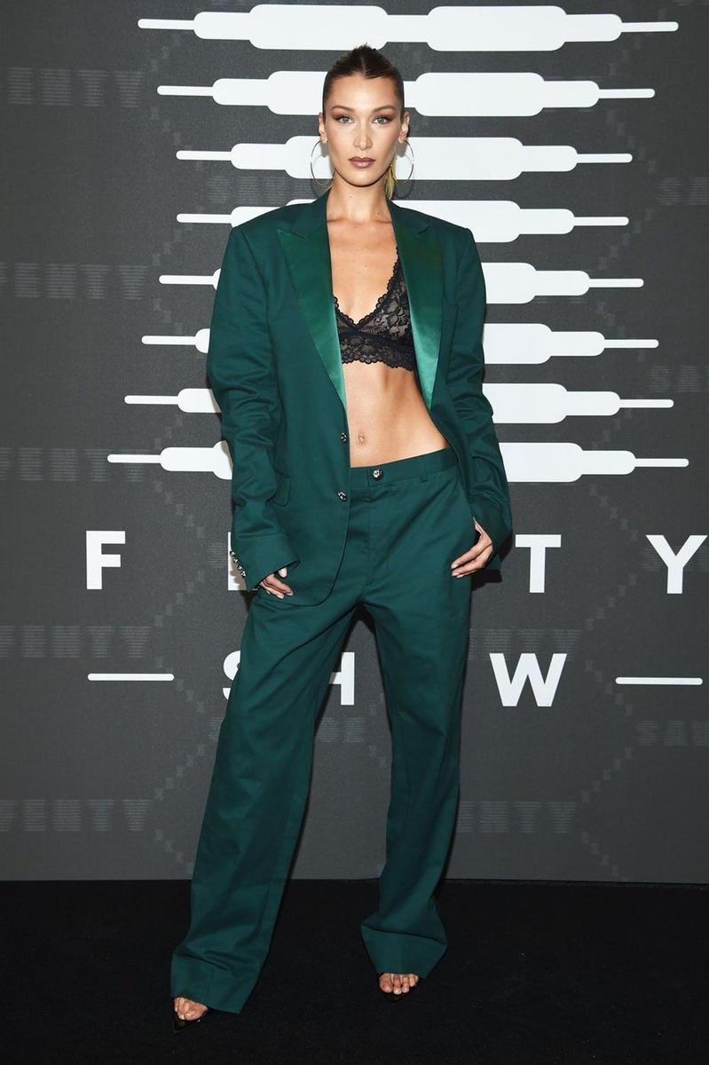 Bella Hadid, con traje 'oversize' y sujetador, en el desfile de Savage x Fenty de Rihanna