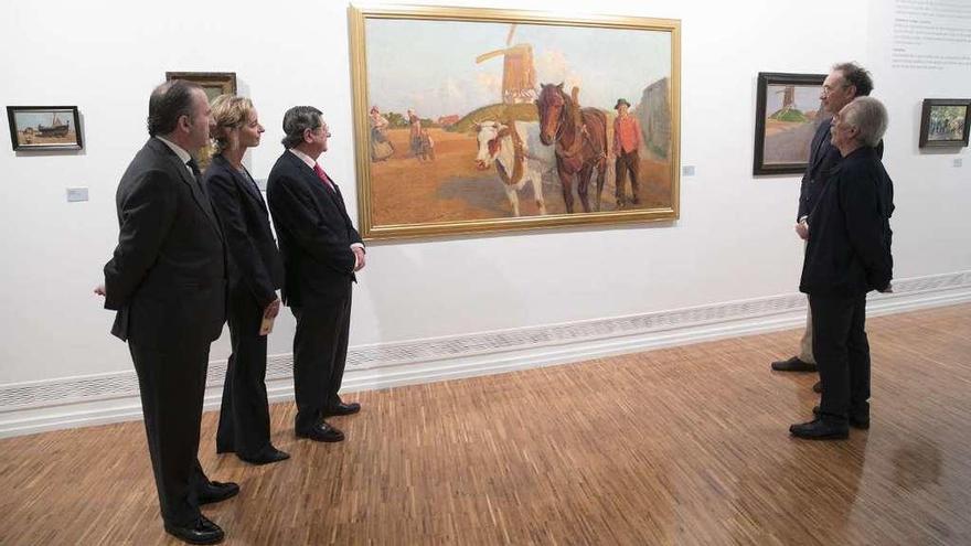 Por la izquierda, Pablo Junceda, Enriqueta de Valdés, José Cardín, José Cuadra y Pascual Masiá, observando la obra &quot;De vuelta del trabajo&quot;, de Manuel Benedito, durante la inauguración de la exposición.