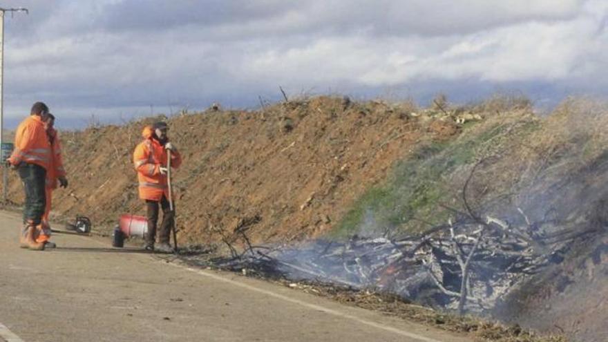 Limpieza de cunetas, el jueves en la carretera de Fuentesaúco a Fuentelapeña.