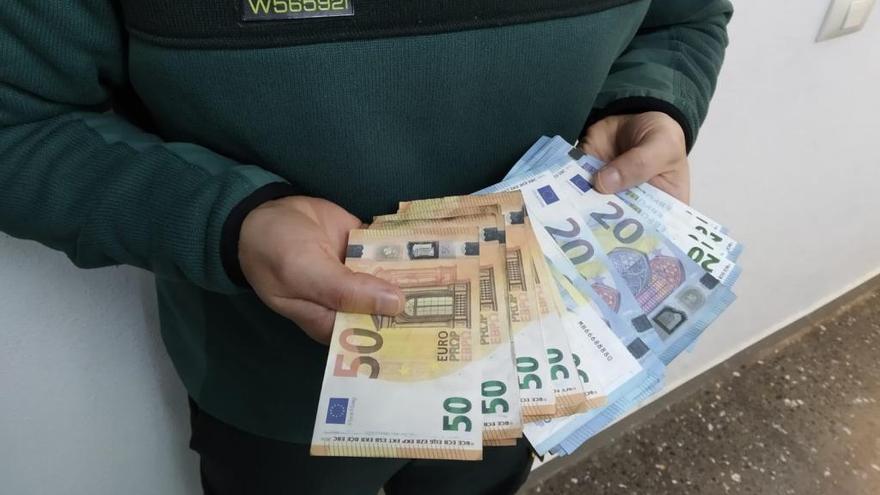 Billetes requisados por la Benemérita. // Guardia Civil