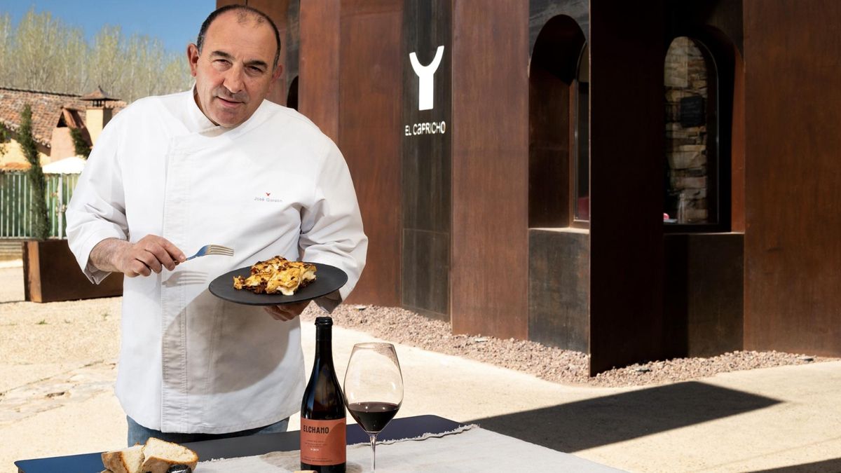 José Gordón, con alguno de los vinos que produce.