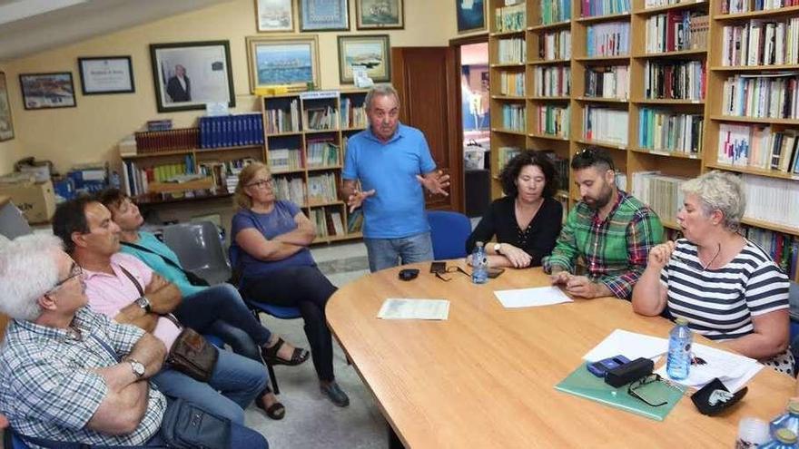 Reunión de los distintos colectivos culturales en la Casa da Cultura para elaborar el manifiesto. // Muñiz