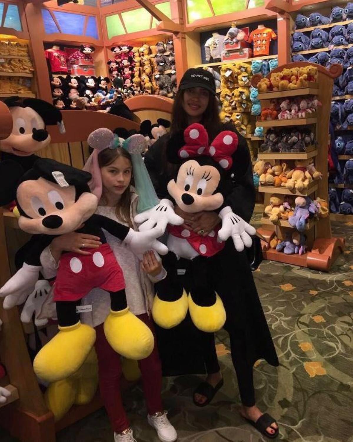 Irina Shayk con un peluche en Disneyland