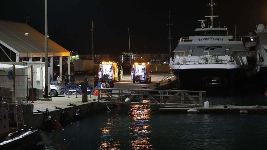 Un ferry choca contra un islote en Ibiza