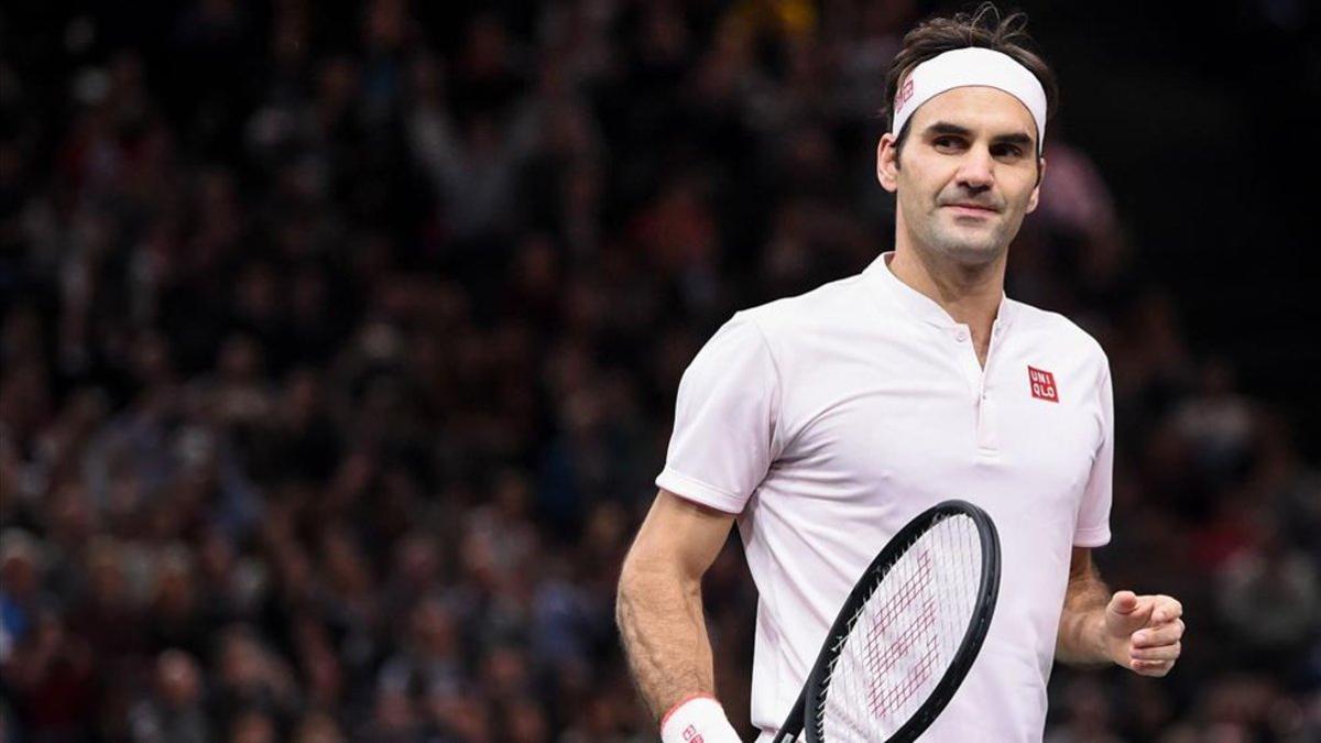 Federer se metió en las seifinales de París donde le espera Djokovic