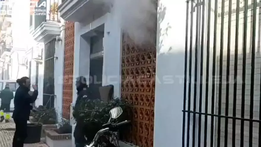 Bomberos y Policia Local sofocan un incendio en Castilleja de la Cuesta