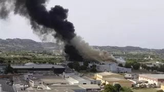 Emergencias recomienda cerrar puertas y ventanas en las zonas próximas al incendio industrial registrado en Xàtiva