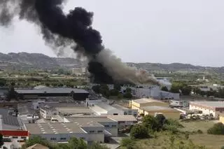 Más de seis dotaciones de bomberos trabajan en la extinción del incendio industrial de Xàtiva