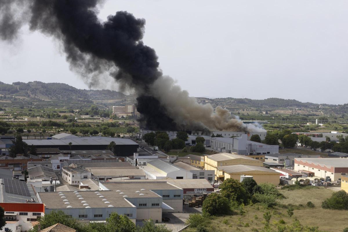 Más de seis dotaciones de bomberos trabajan en la extinción del incendio industrial de Xàtiva