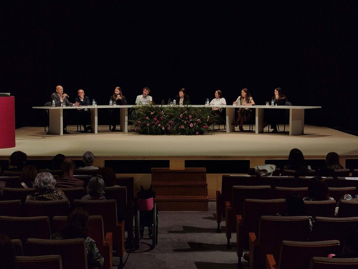 Fernando Schmitt (2º iz). presentado por Jorge Cameselle con los otros ponentes en las Xornadas de Adicam en el Auditorio de Cangas.