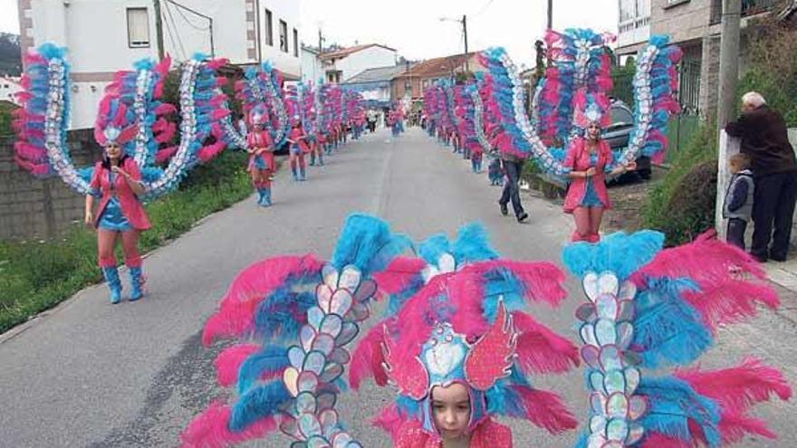 Colorido y vistosidad de carnaval entre los lugares de San Pedro y San Xulián.  // JS