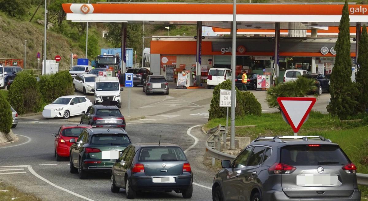 La Costa del Sol registró este martes importantes retenciones en los accesos a algunas de las gassolineras más transitada