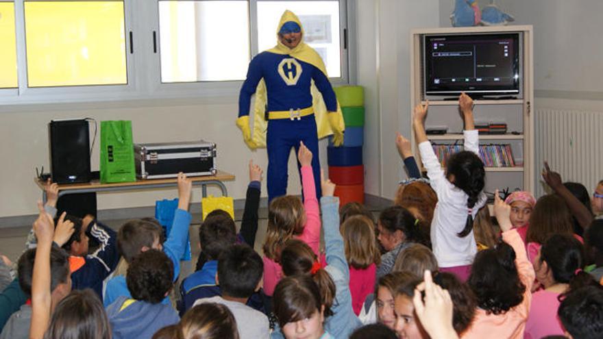 El Guerrero de la Limpieza, ayer, en el colegio Es Vedrà.