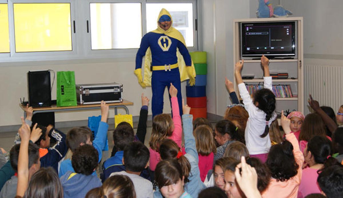 El Guerrero de la Limpieza, ayer, en el colegio Es Vedrà.