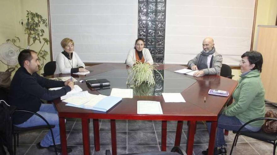 Salvador Meira, Coral Ríos, Marta Freire, Javier Carro y Raquel Carro en la reunión de ayer. // Santos Álvarez