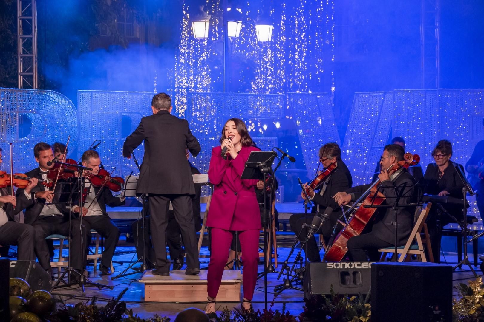 La fiesta de encendido del alumbrado especial de fiestas patronales y Navidad de Torrevieja, en imágenes